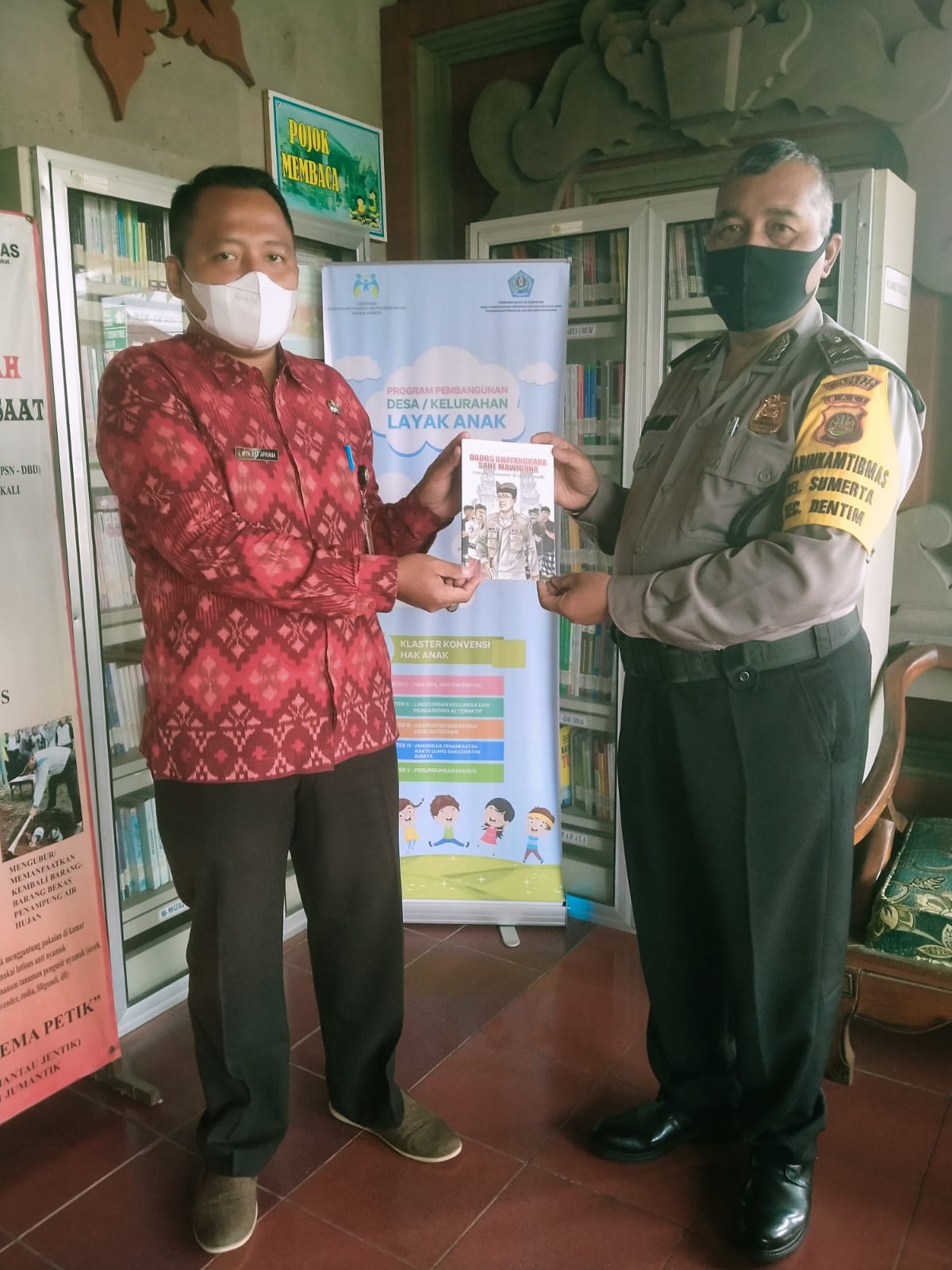 Serah-terima buku bacaan dari Polresta Denpasar