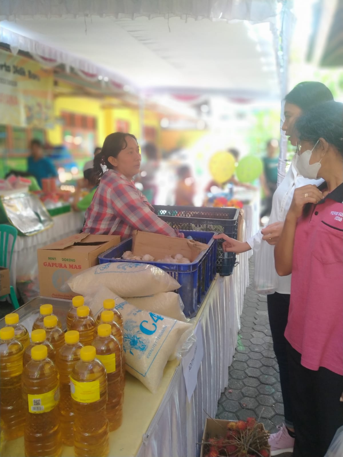Pasar murah sekaligus fasilitasi penjualan produk UKM lokal dalam rangka pengendalian inflasi di kot