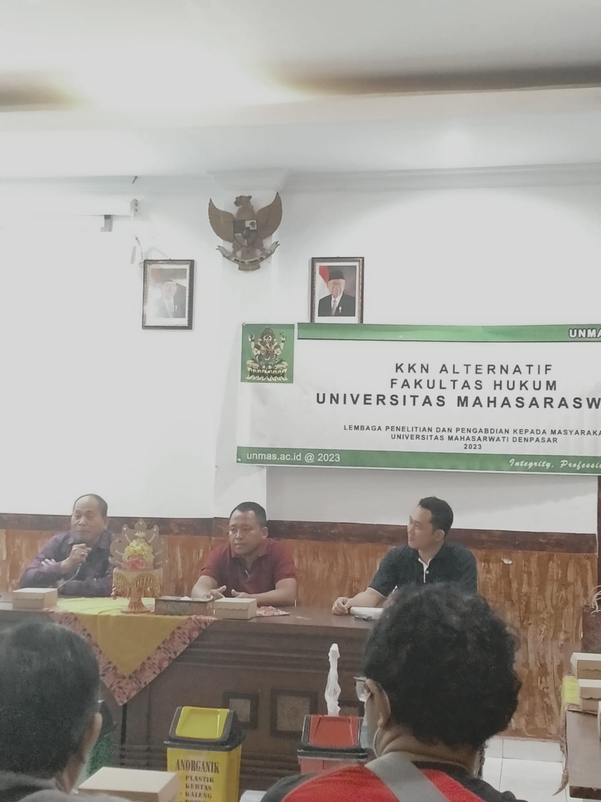 Bakti sosial melalui penyerahan bantuan tongkat jalan dan alat bantu dengar oleh KKN Alternatif Faku