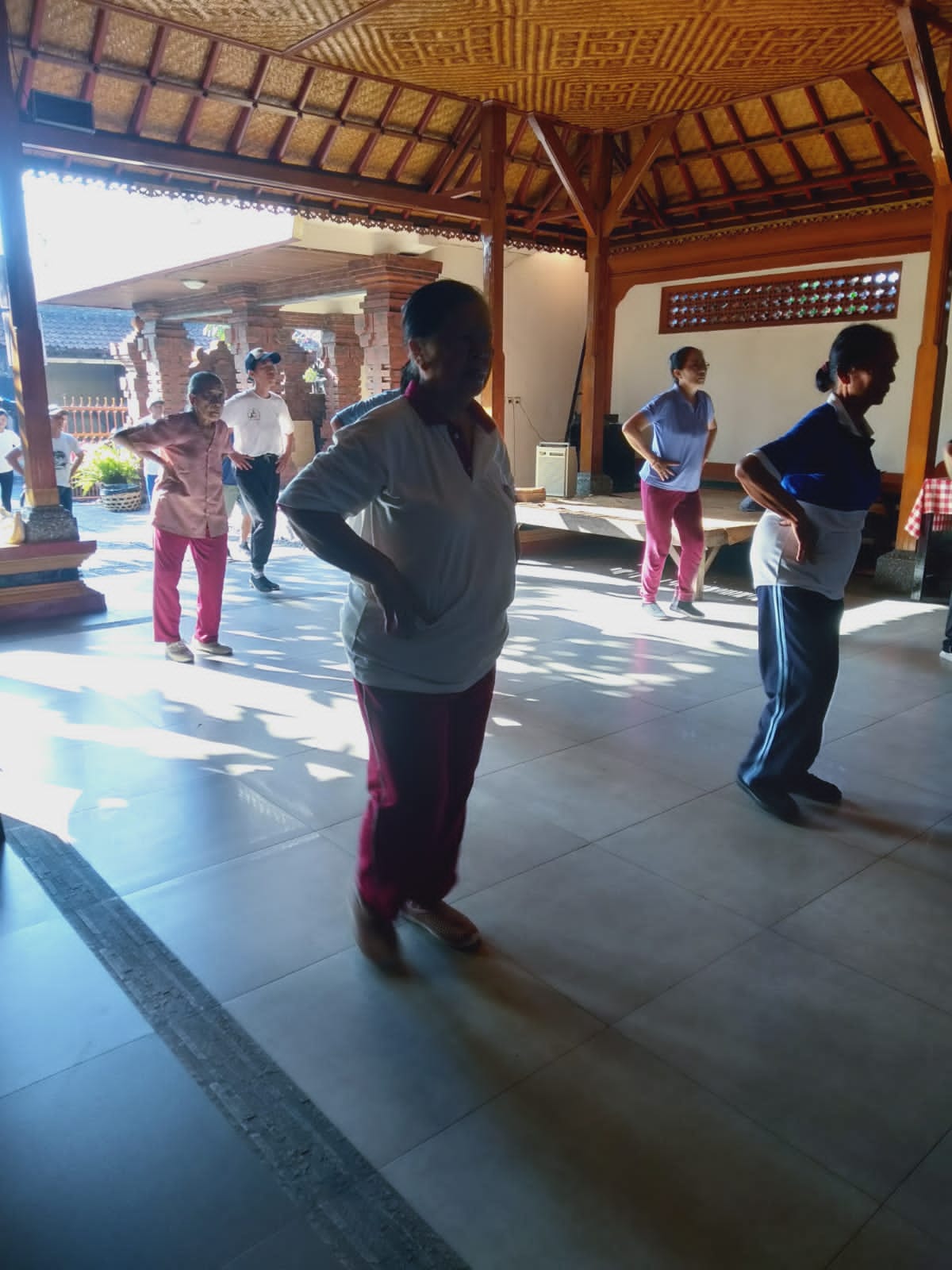 Senam lansia disertai pemeriksaan kesehatan secara berkala 