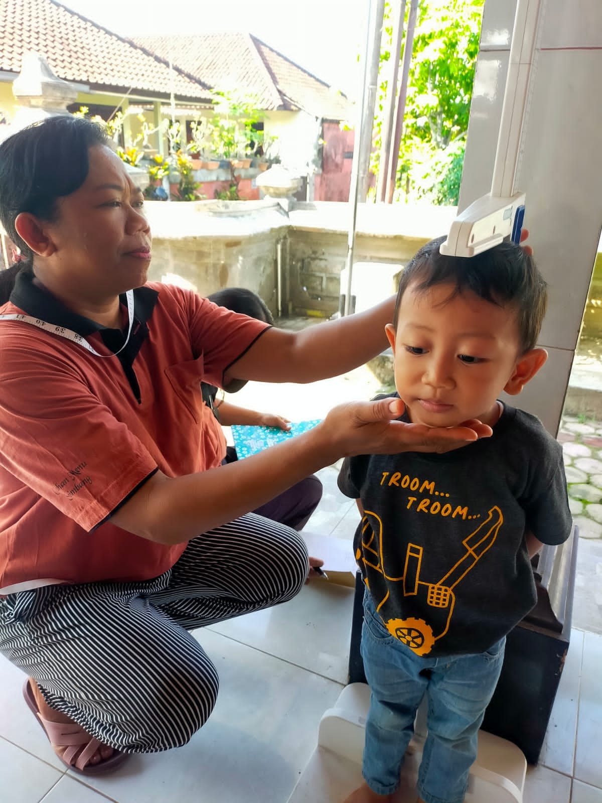 Pemantauan kondisi kesehatan melalui kegiatan posyandu balita dan lansia 