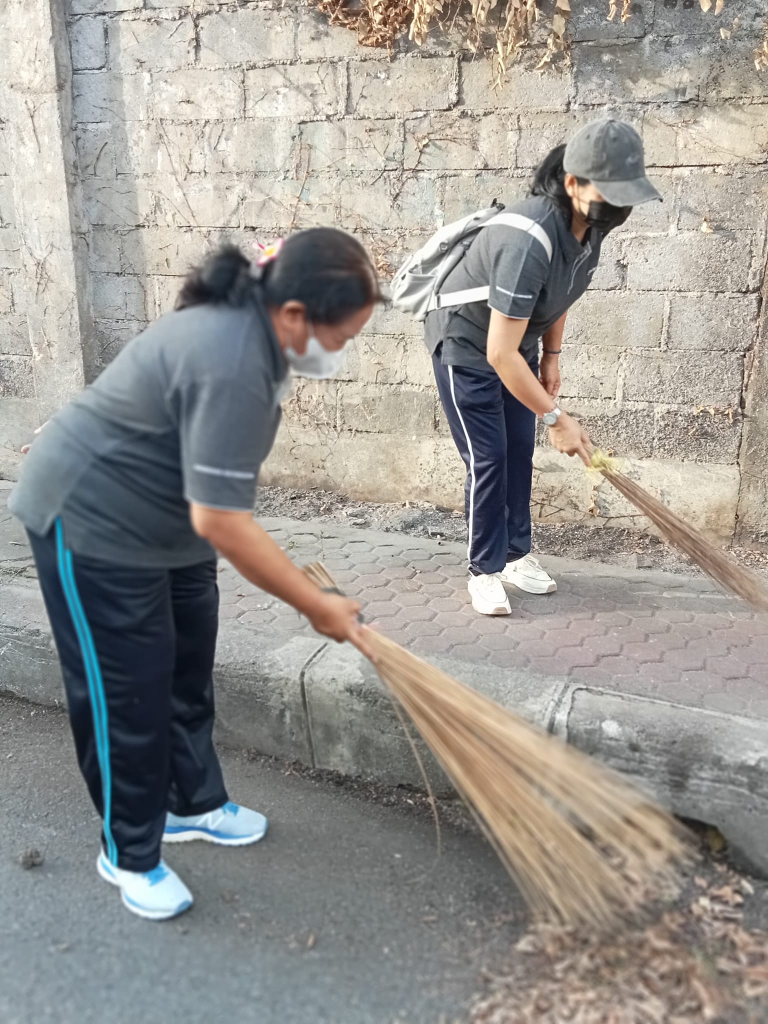 Penyelenggaraan kebersihan dan kenyamanan lingkungan melalui kegiatan jumat bersih lingkungan yang d