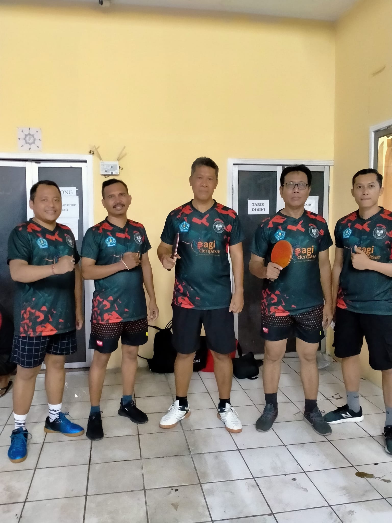  Partisipasi dan kebersamaan dari peserta/pemain tenis meja kontingen Kelurahan Sumerta, Kecamatan D