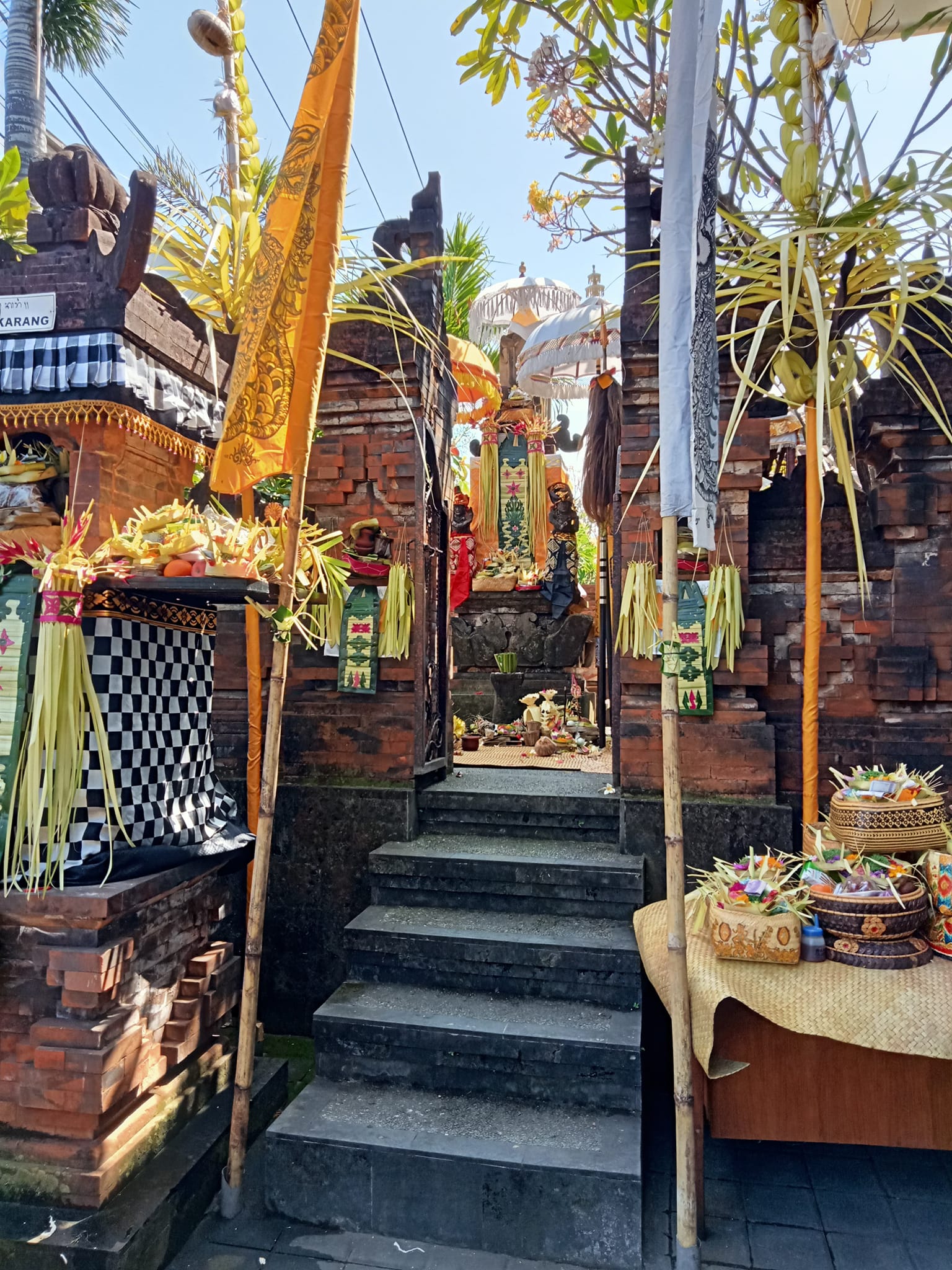 Pujawali Padmasana Bale Desa Adat Sumerta nemoning Purnama Sasih Kasa yang dihadiri oleh Lurah Sumer