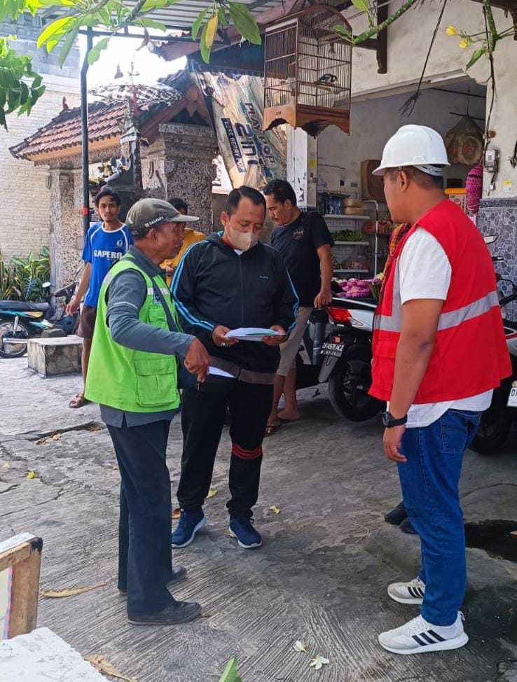 Monitoring dan peninjauan lokasi pekerjaan rekonstruksi jalan dan perbaikan saluran air yang langsun