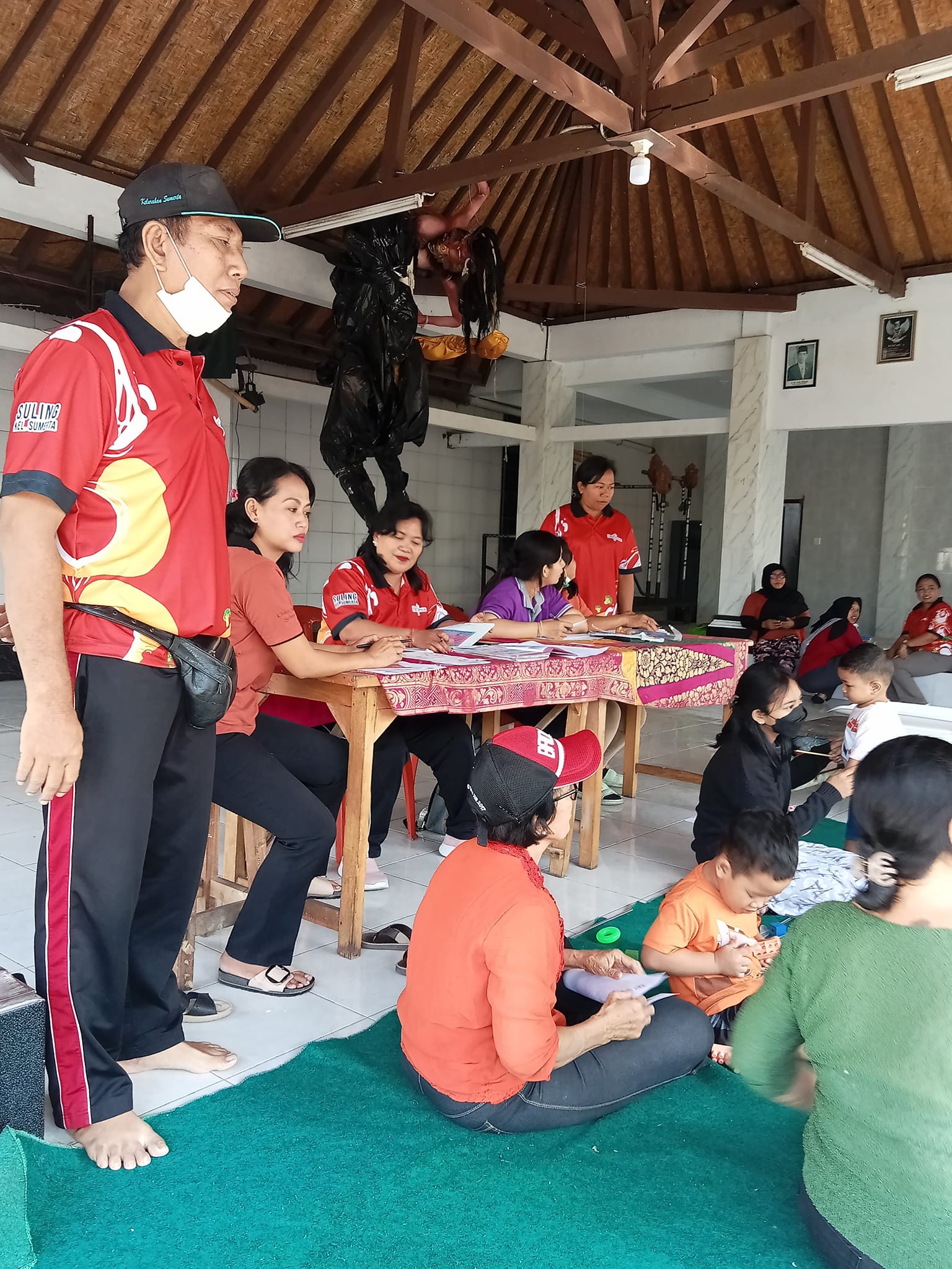 Pemantauan kondisi kesehatan melalui kegiatan posyandu balita dan lansia yang dirangkaikan dengan  p
