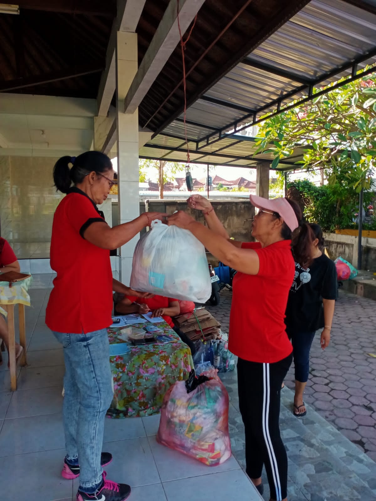 Giat peduli lingkungan melalui aktivitas menjadi nasabah sekaligus menabung secara berkala dan berke