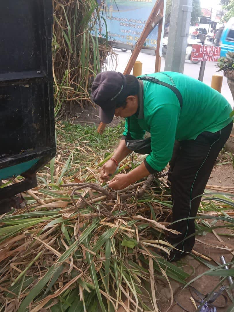 Jumat bersih lingkungan  di areal persimpangan Jl. Nusa indah 