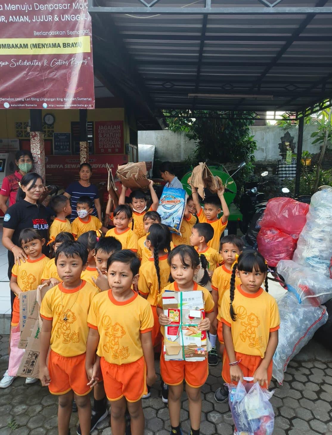 Bersikap Peduli dan Aktif Pilah Sampah/menabung di Bank Sampah 