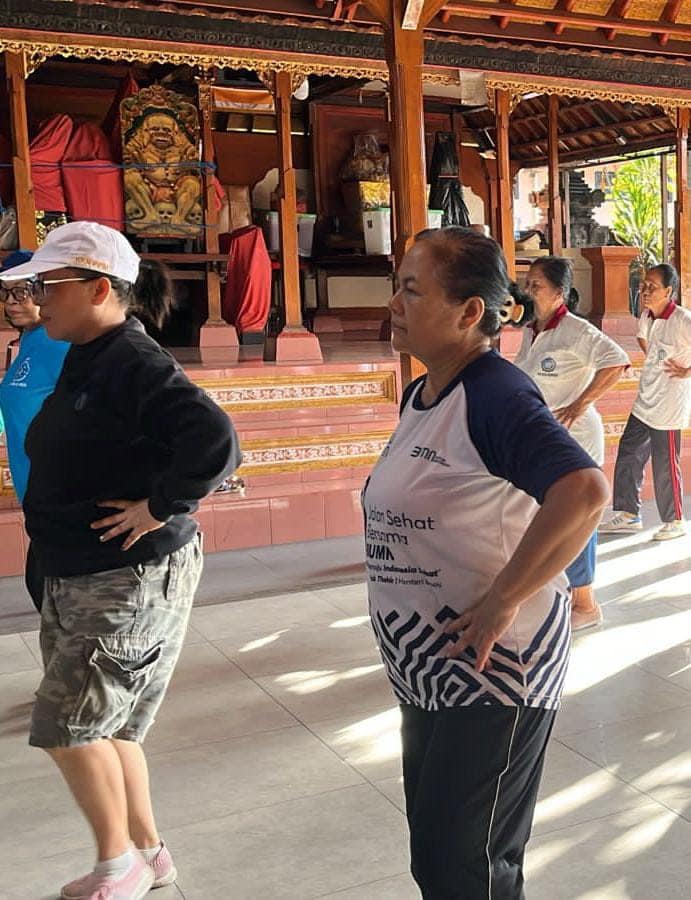 Senam lansia disertai pemeriksaan kesehatan secara berkala maupun berkelanjutan di banjar/lingkungan