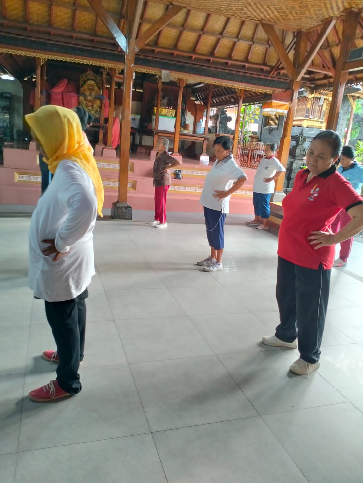 Senam lansia disertai pemeriksaan kesehatan secara berkala maupun berkelanjutan di banjar/lingkungan