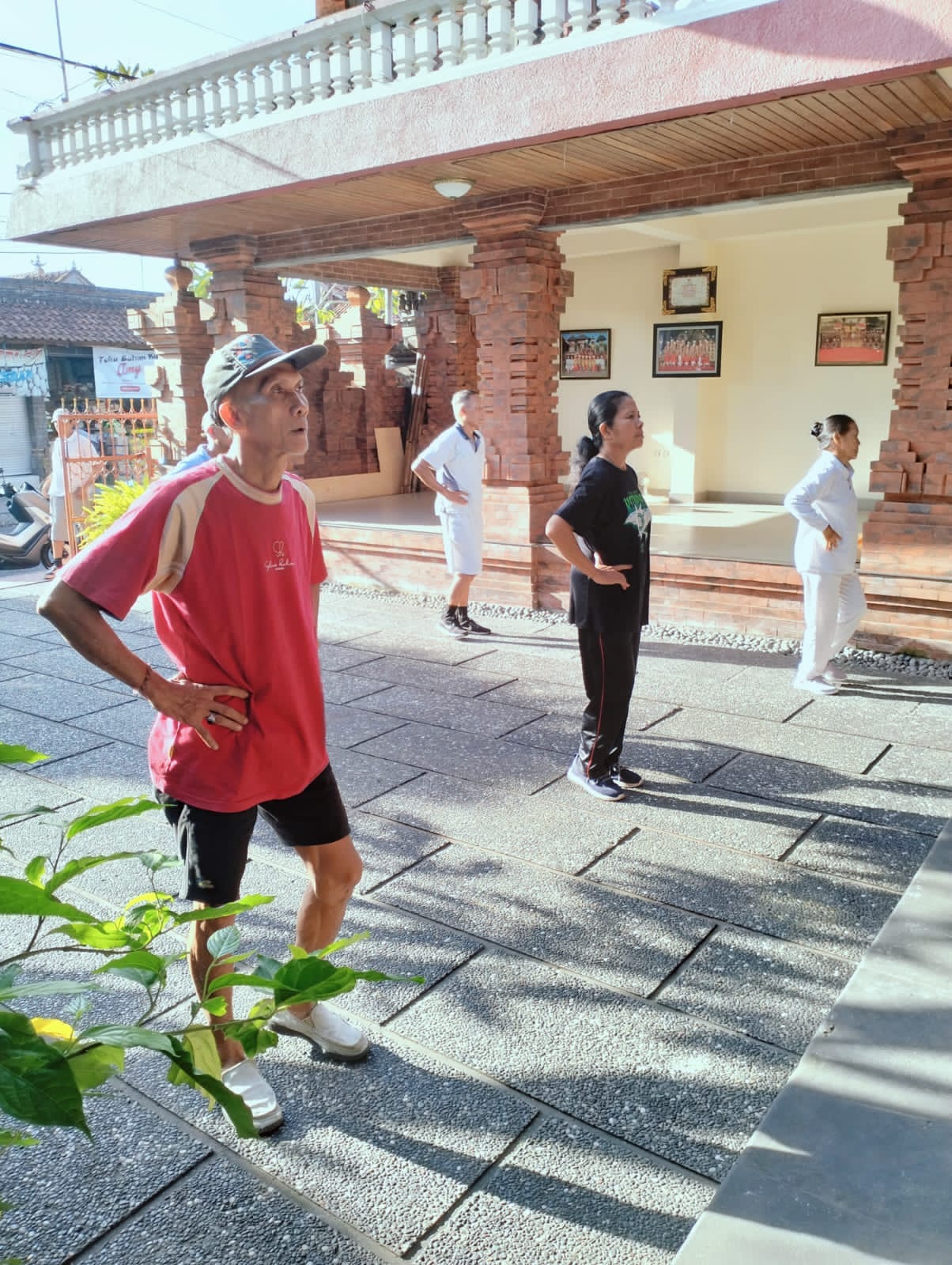 Senam lansia pemeriksaan kesehatan secara berkala maupun berkelanjutan di Banjar Ketapian Kelod