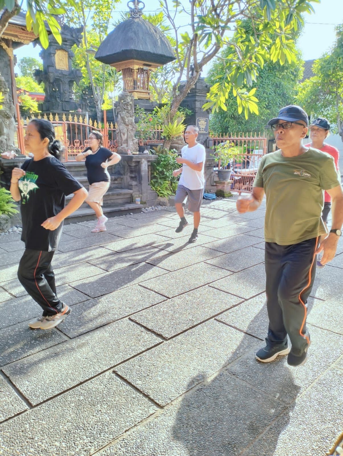 Senam lansia disertai pemeriksaan kesehatan secara berkala 