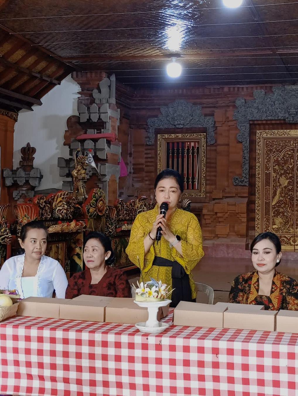 Pelatihan banten (otonan tumpeng pitu) yang diselenggarakan oleh WHDI Kota Denpasar di balai banjar 