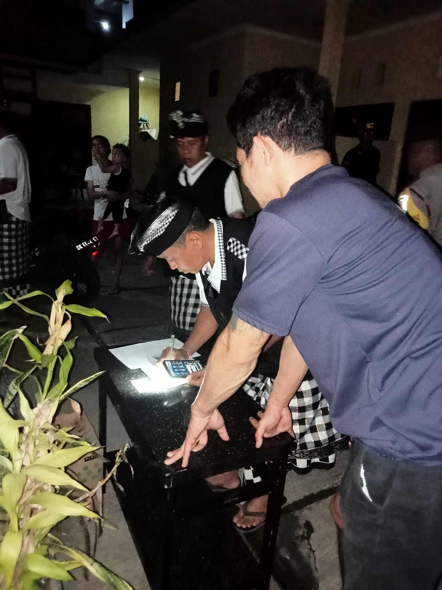 Pengendalian mobilitas dan penertiban administrasi penduduk non permanen secara berkala dan berkelan