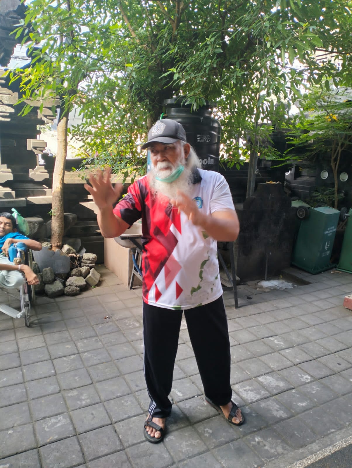 Senam lansia serta dirangkaikan dengan posyandu/pemeriksaan kesehatan bagi lansia 