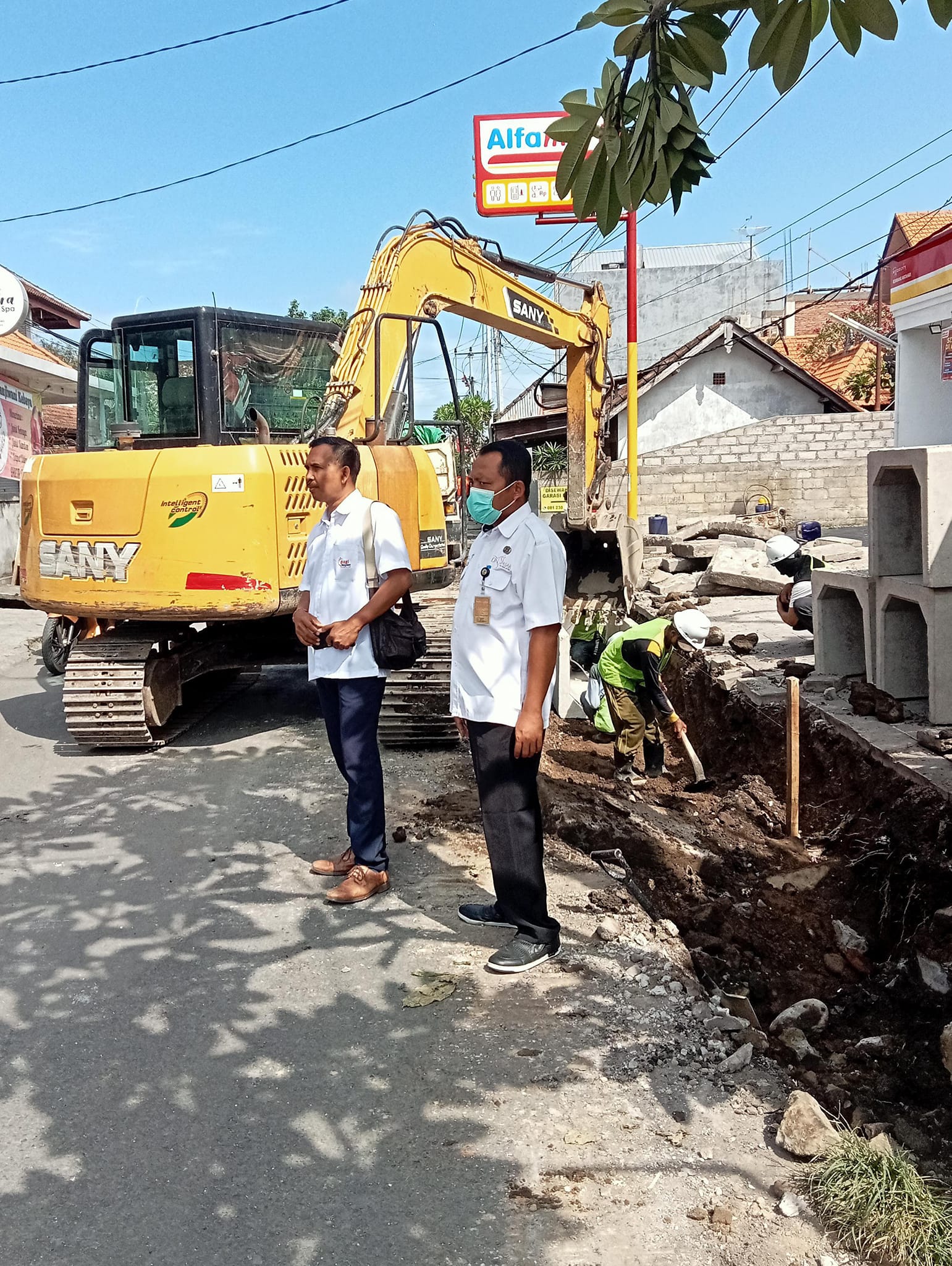 Pemantauan/monitoring pelaksanaan pekerjaan rekonstruksi jalan dan perbaikan saluran air secara berk
