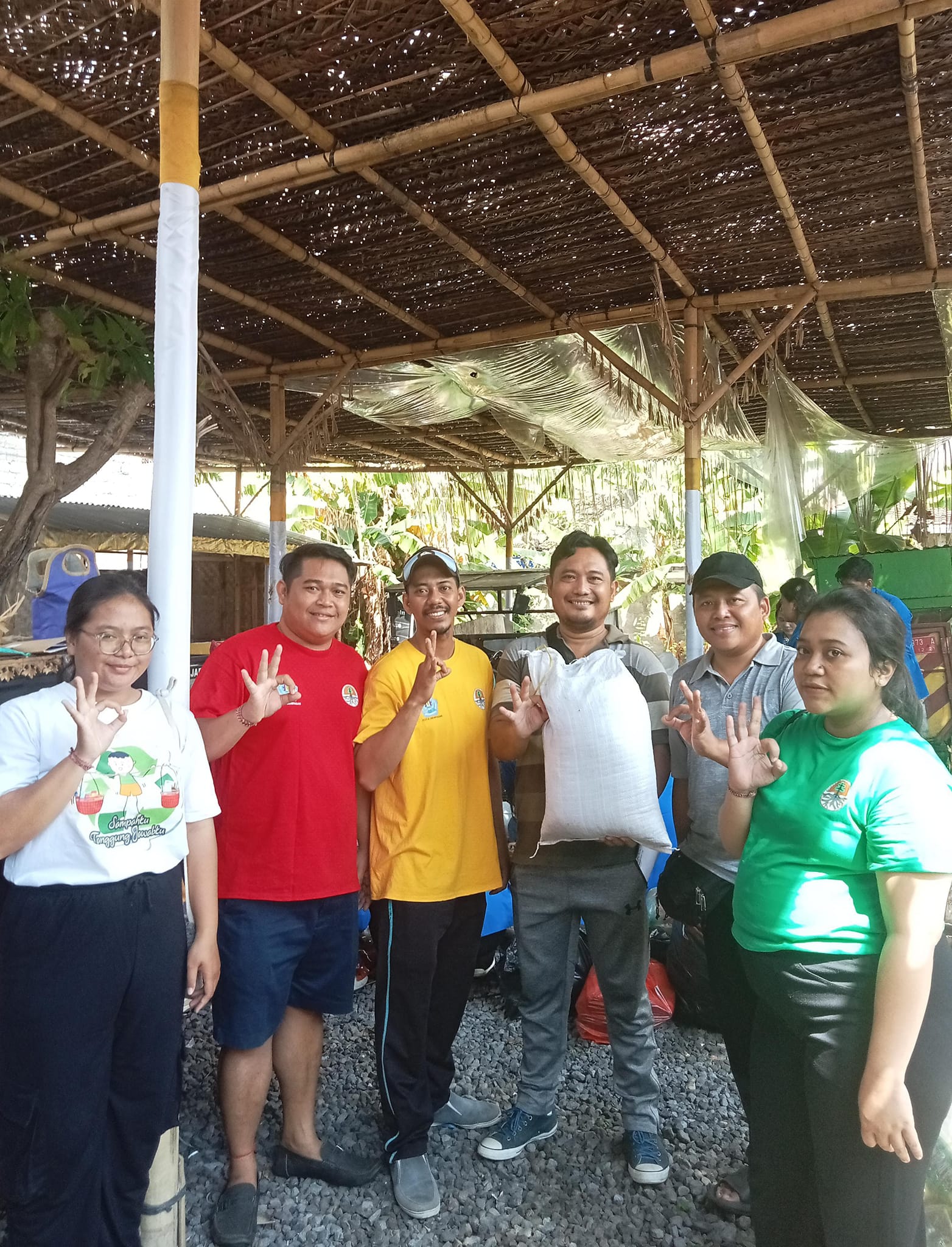 aktivitas menjadi nasabah sekaligus menabung secara berkala dan berkelanjutan di Bank Sampah 