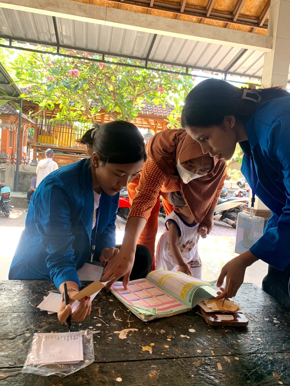 Pemantauan kondisi kesehatan melalui kegiatan posyandu balita dan lansia di Banjar Buaji Sari