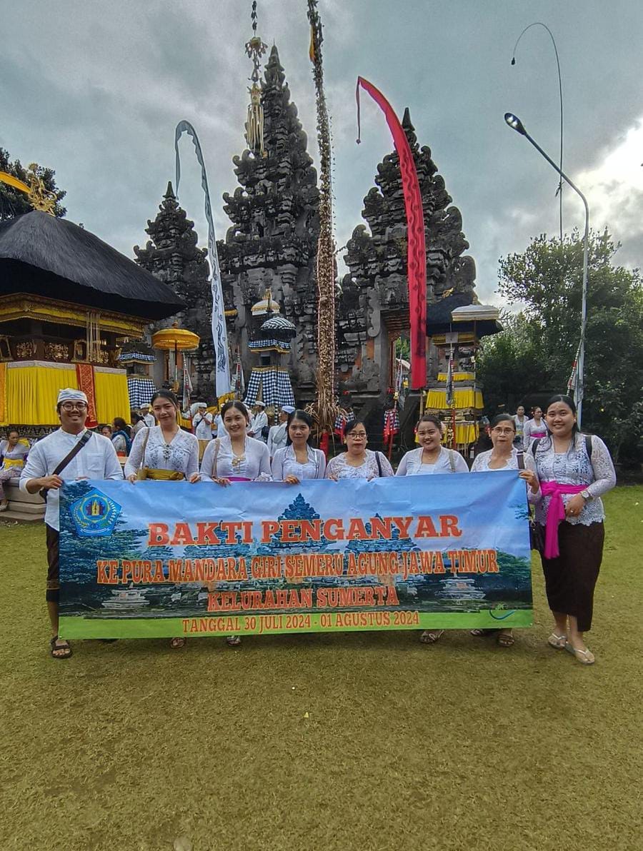 Bhakti penganyar unit kerja Kelurahan Sumerta, Kecamatan Denpasar Timur ke Pura Mandara Giri Semeru 