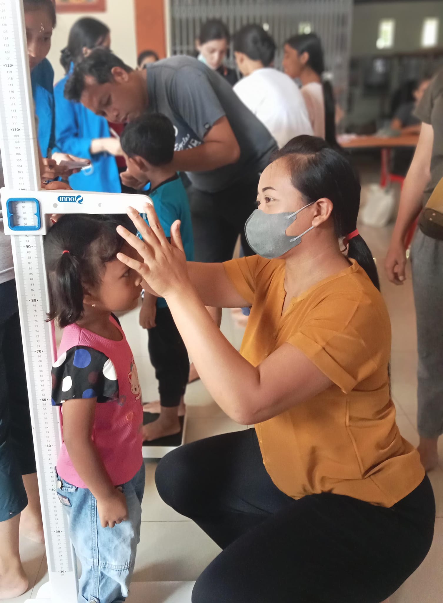 Pemantauan kondisi kesehatan melalui kegiatan posyandu balita dan lansia 