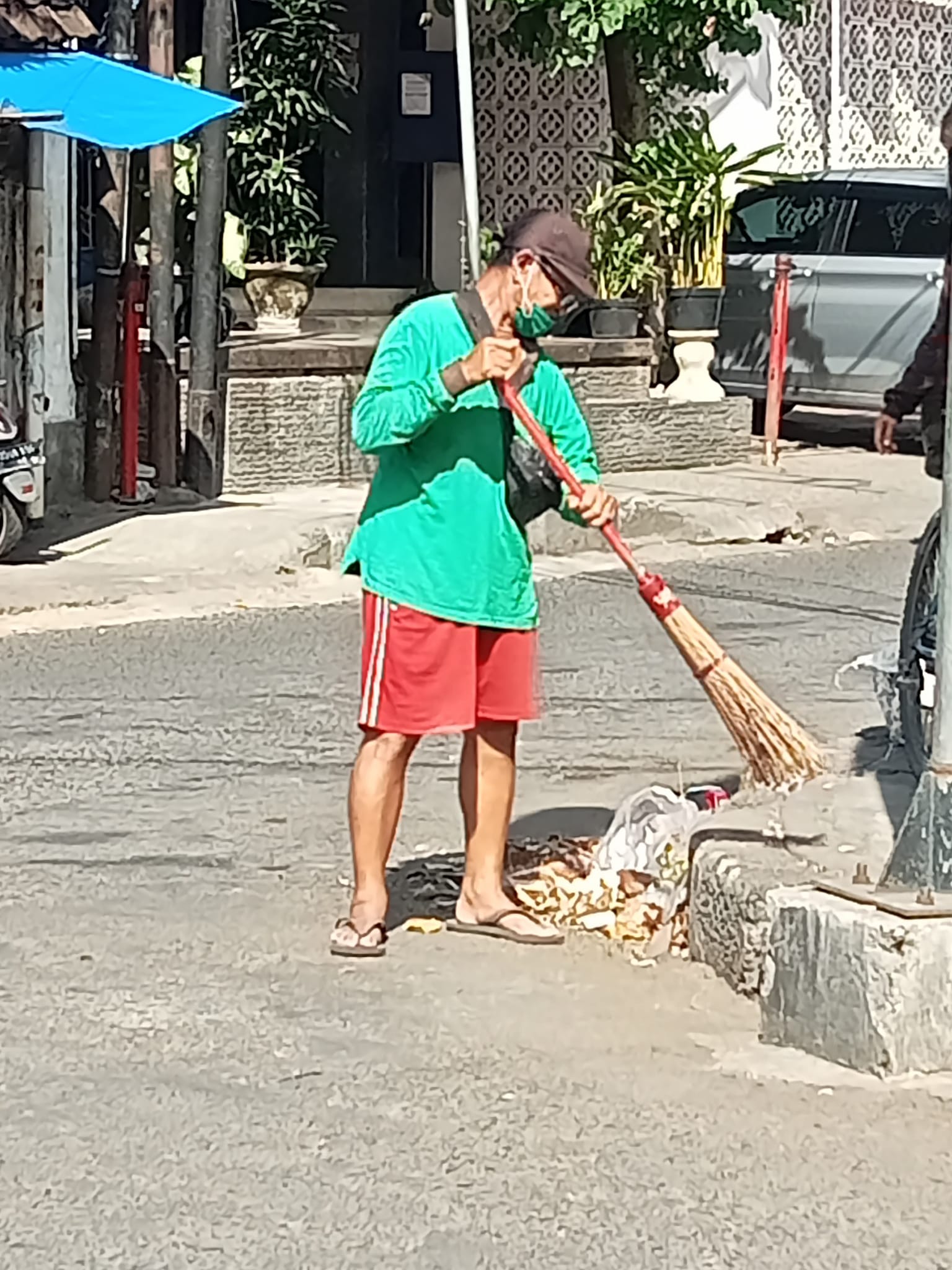 Atensi kebersihan lingkungan telajakan (got/selokan serta sungai) secara berkala dan berkelanjutan 