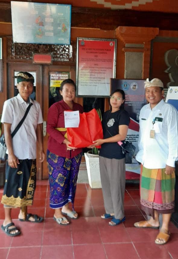  pemberian dan penyerahan bantuan sarana penunjang permainan balita