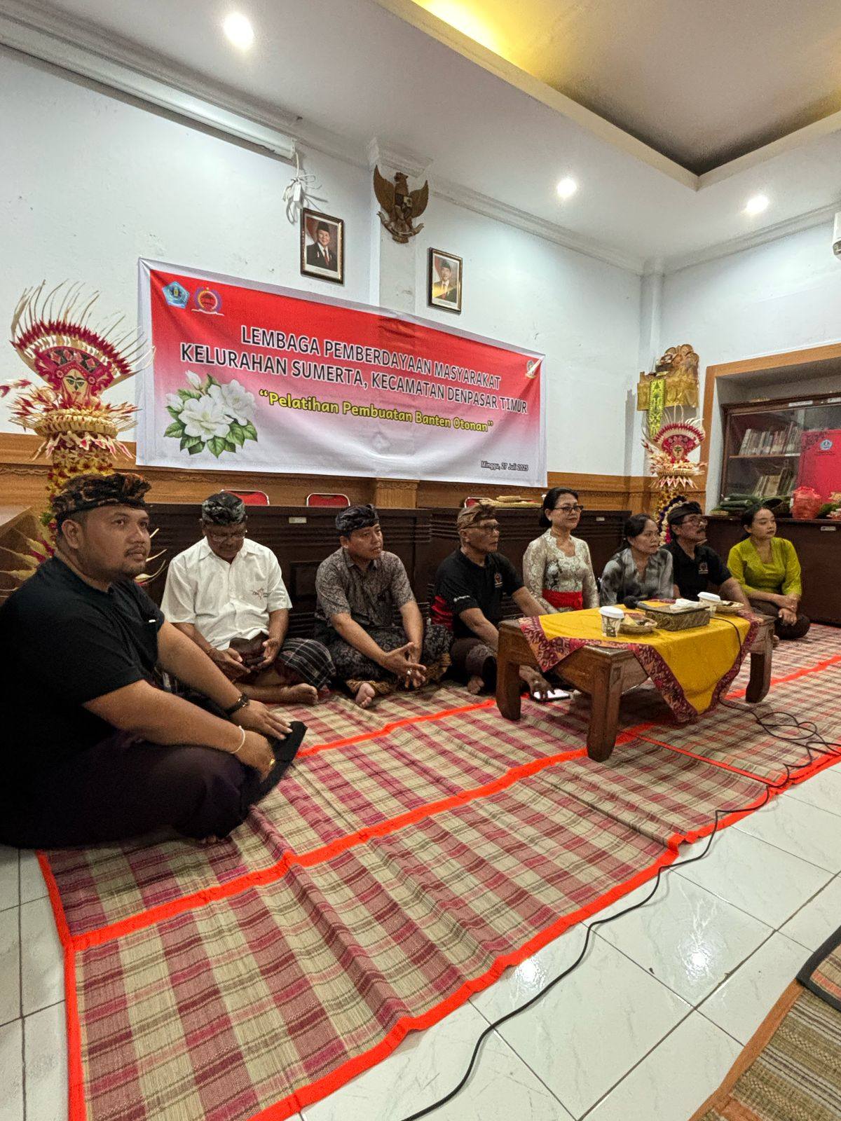  Pelatihan pembuatan banten Otonan yang diselenggarakan oleh Lembaga Pemberdayaan Masyarakat Kelurah