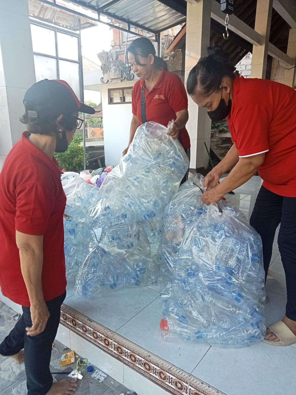 Giat Peduli Lingkungan: Menabung di Bank Sampah Buaji Suling Lestari