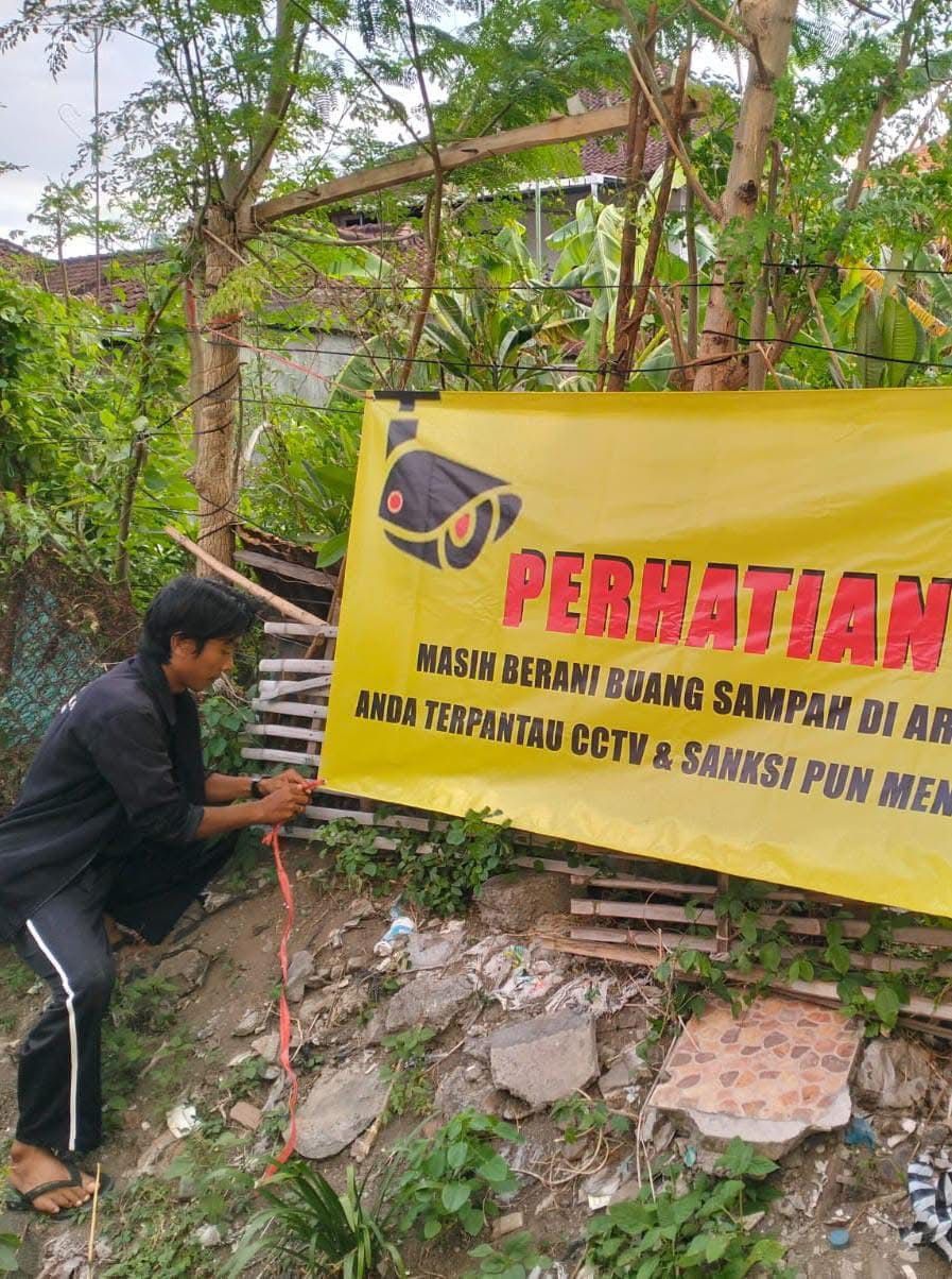 Pemasangan Spanduk Larangan Buang Sampah di Jl. Sudamala