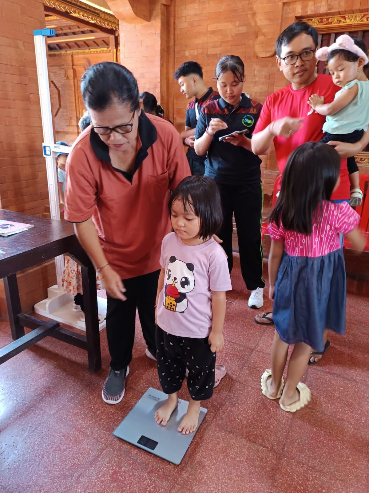posyandu balita dan lansia yang dirangkaikan dengan pemberian makanan tambahan (PMT) di Ketapian Kaj