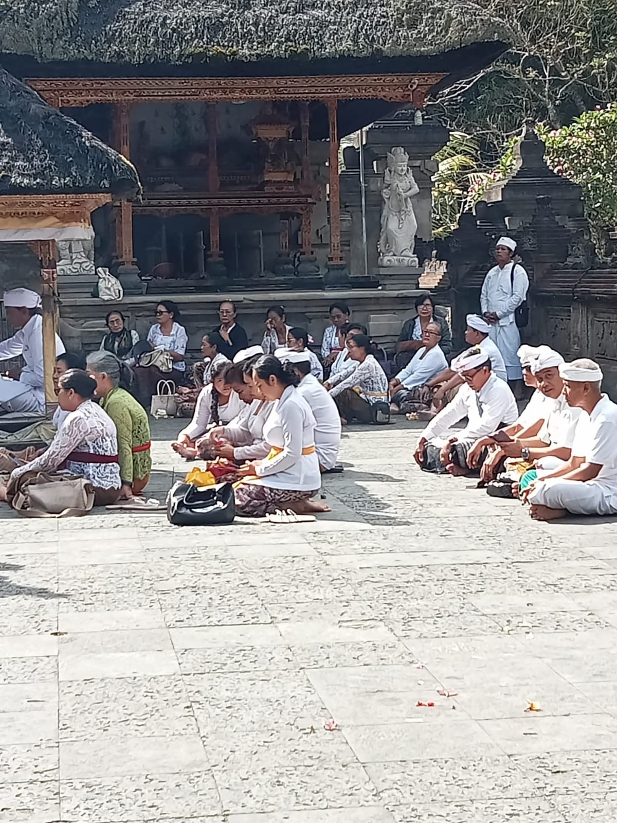 Dharma yatra lansia ke Pura Tirtha Empul, Tampaksiring - Gianyar sebagai rangkaian dari pelaksanaan 