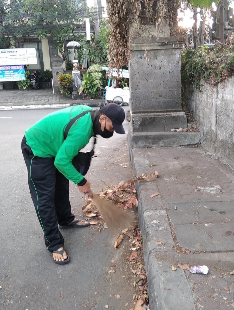 Atensi kebersihan lingkungan telajakan (got/selokan serta sungai) secara berkala dan berkelanjutan
