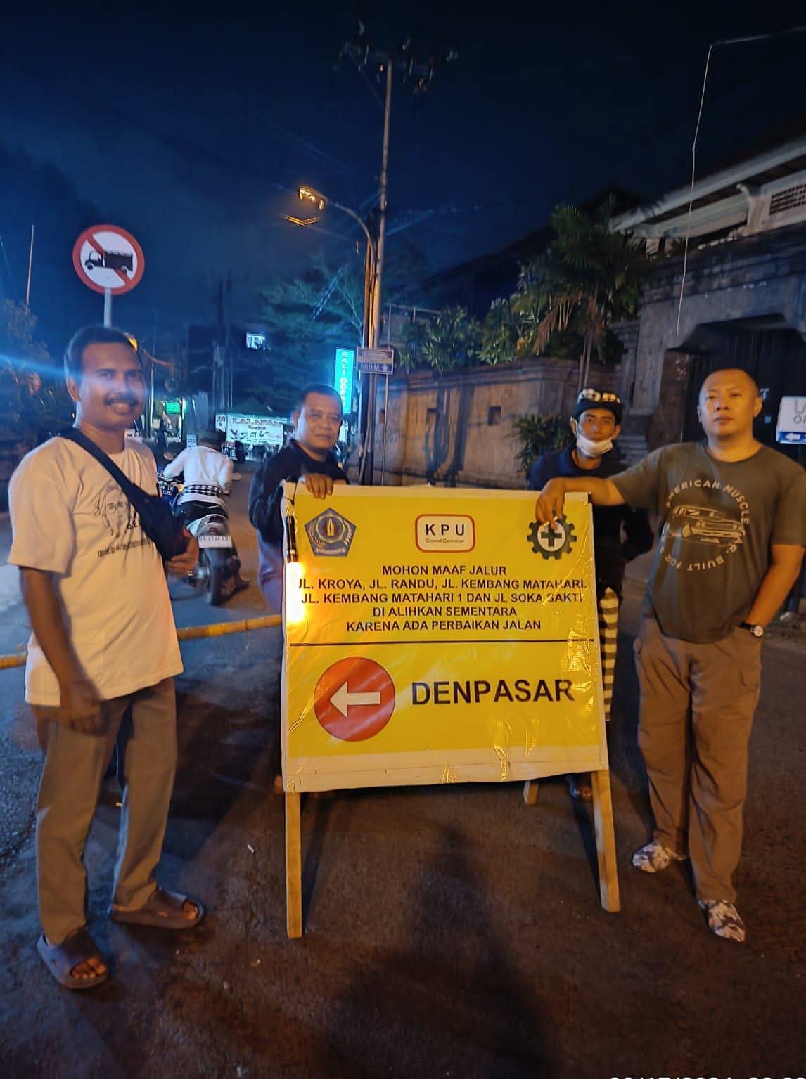 Rekonstruksi jalan (pengaspalan) secara berkala dan berkelanjutan di sekitar areal Jl. Kembang Matah