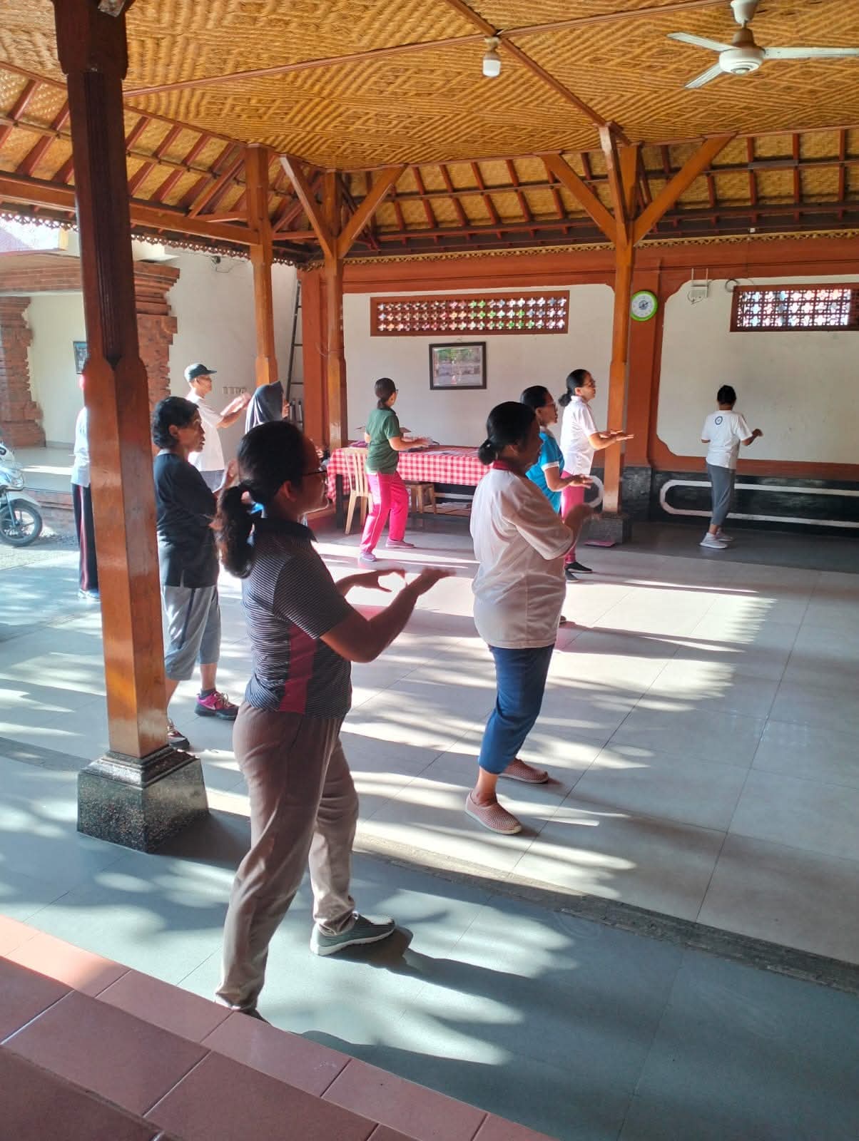 Senam dan rangkaikan pemeriksaan kesehatan bagi lansia di Banjar Ketapian Kelod