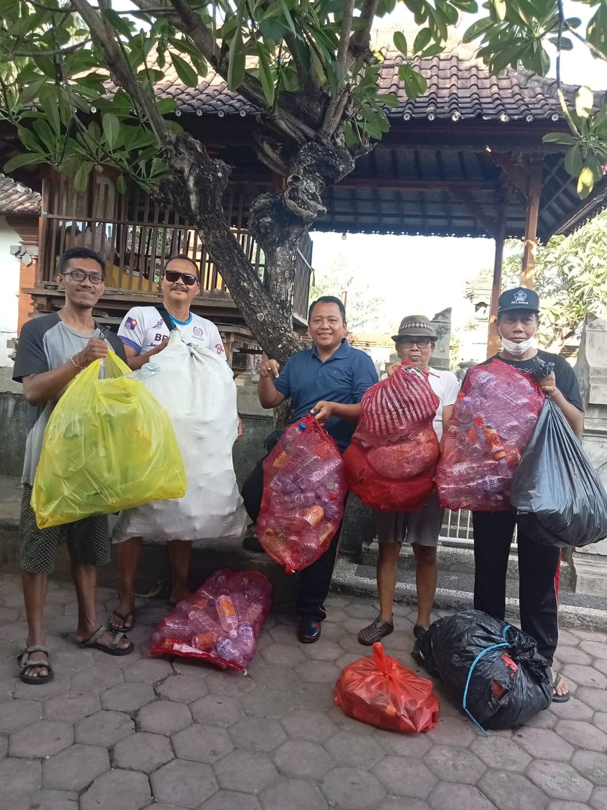 Giat peduli lingkungan melalui aktivitas menjadi nasabah sekaligus menabung secara berkala