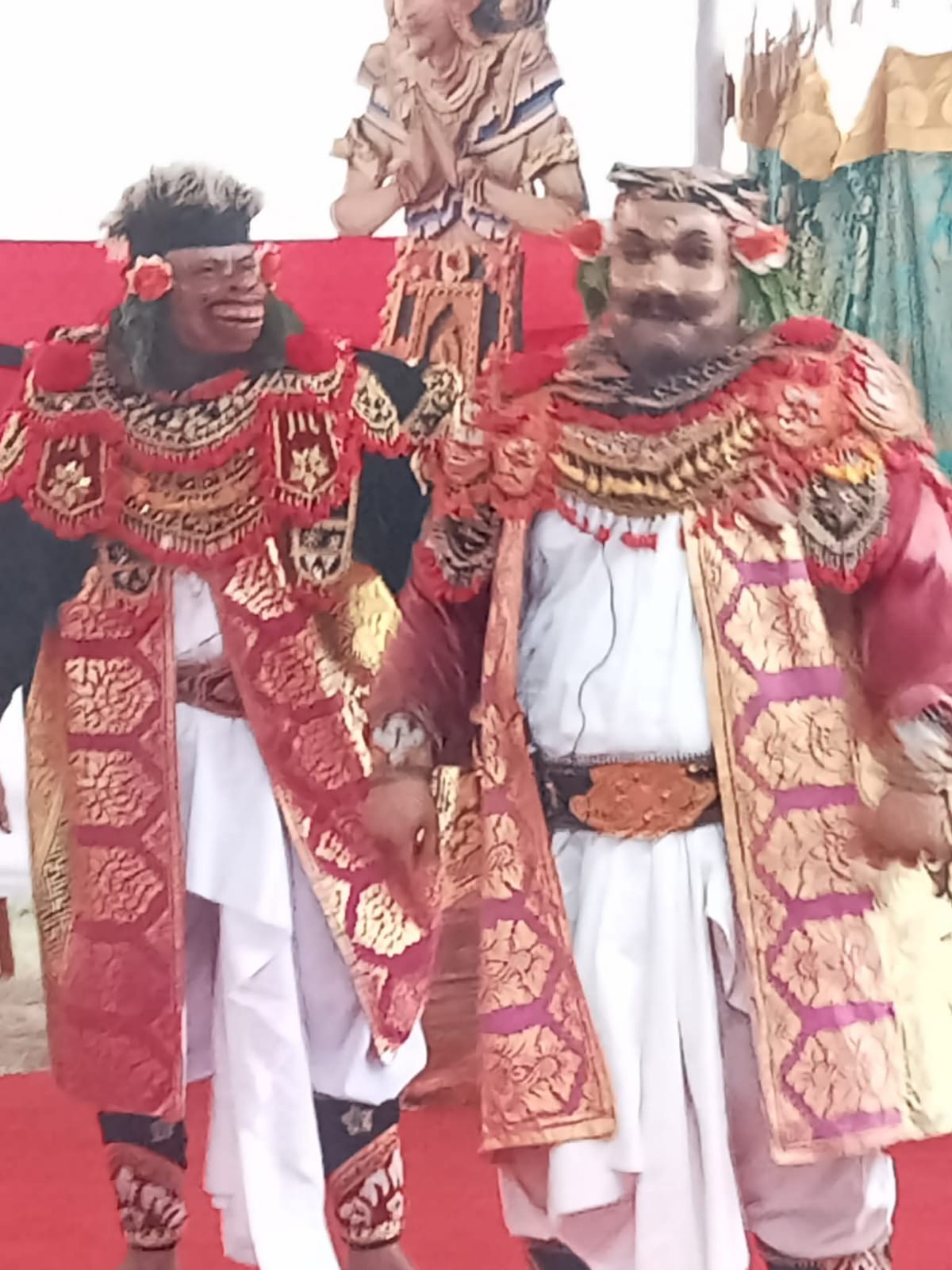 Bhakti ring Parahyangan di areal balai Banjar Abian Kapas Kelod