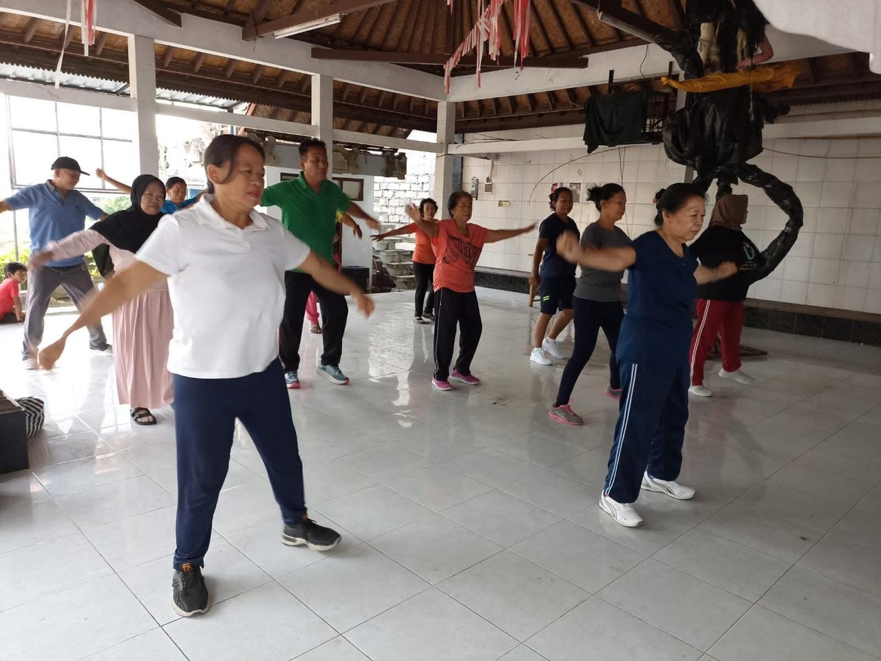 Senam lansia di lingkungan buaji sari 