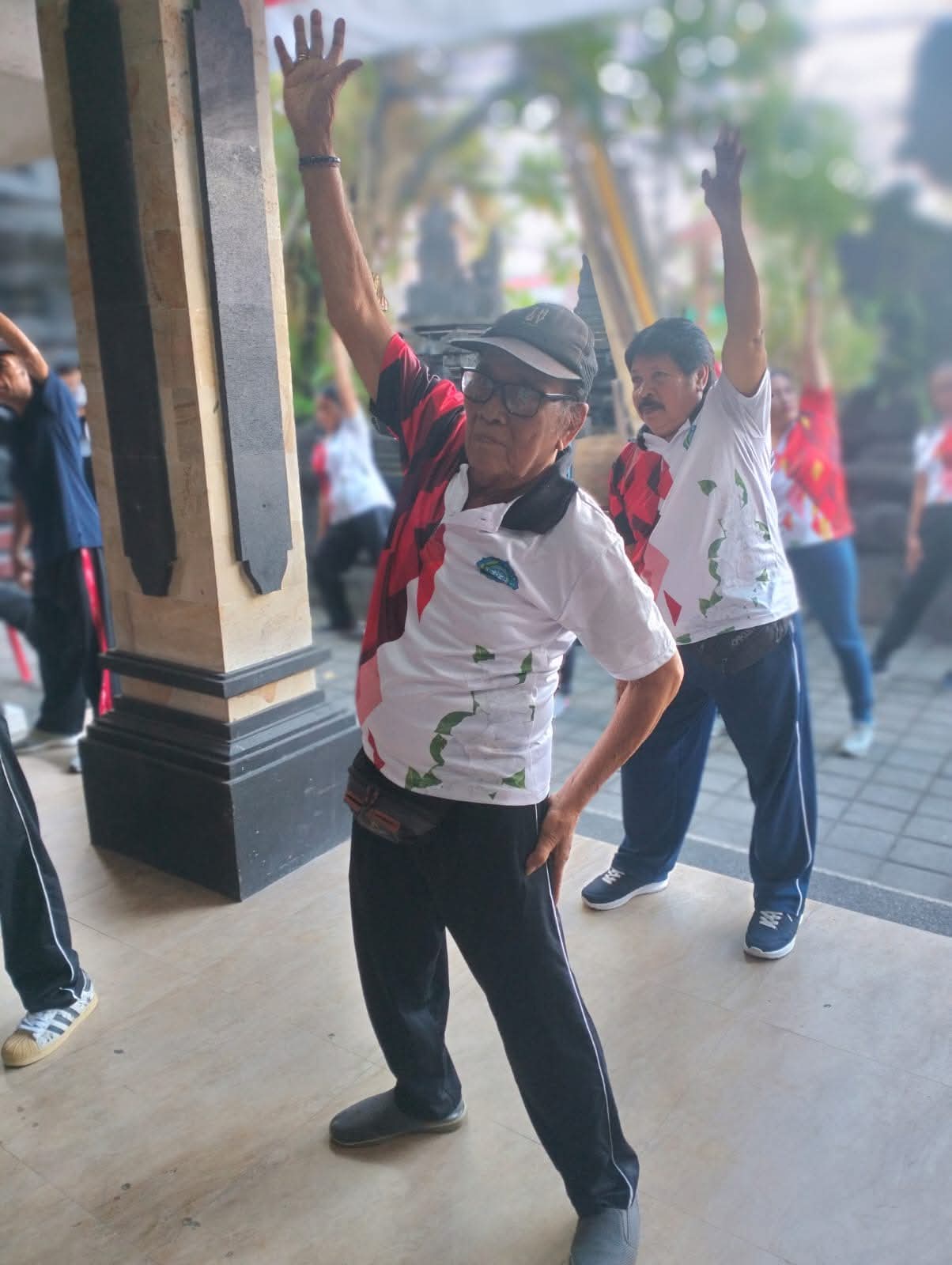 Senam lansia yang dilaksanakan secara berkala di Banjar Abian Kapas Kaja