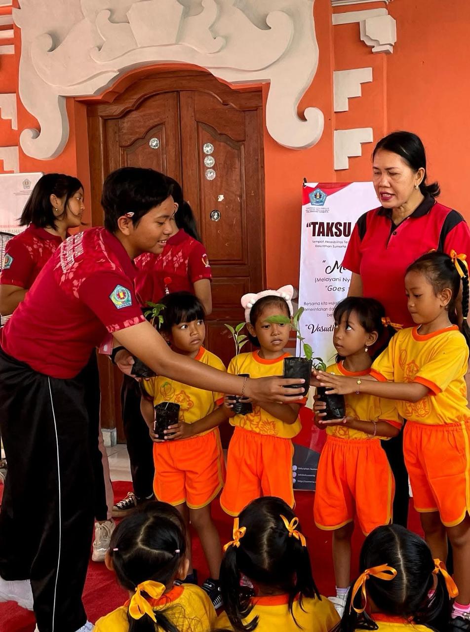 Sosialisasi cegah bulliying dan penyerahan bibit tanaman bagi TK/PAUD di Kelurahan Sumerta