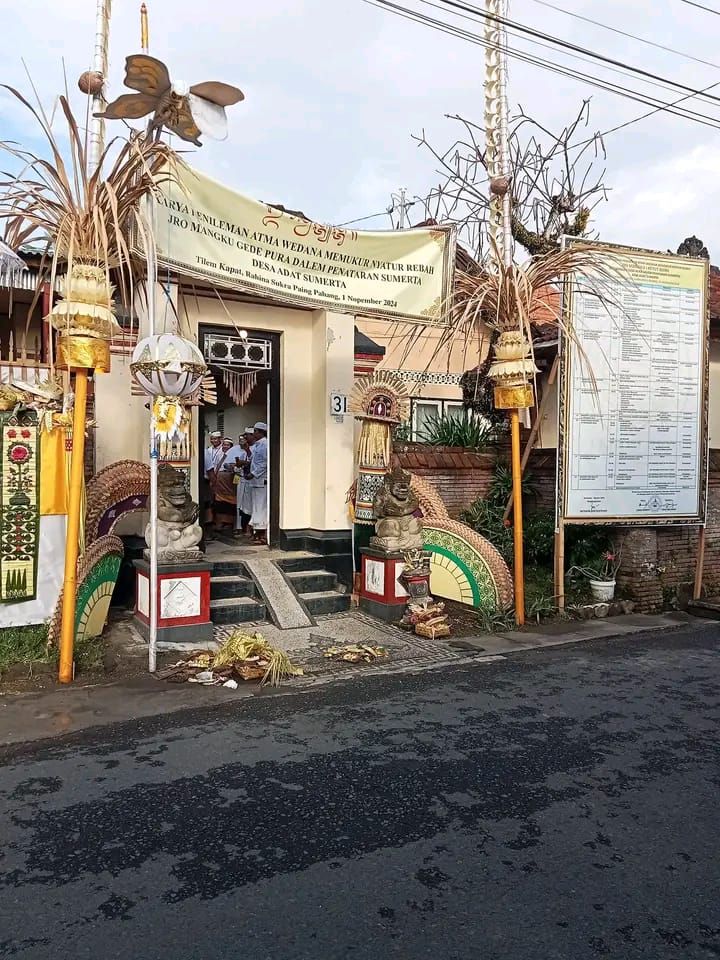 Aktifitas keagamaan karya Penileman Atma Wedana memukur Nyatur Rebah Jro Mangku Gede Pura Dalem Pena
