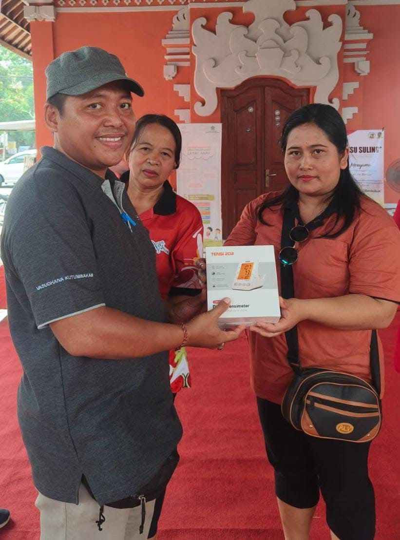 Penyerahan tensimeter untuk mendukung layanan kesehatan lansia di kelurahan sumerta