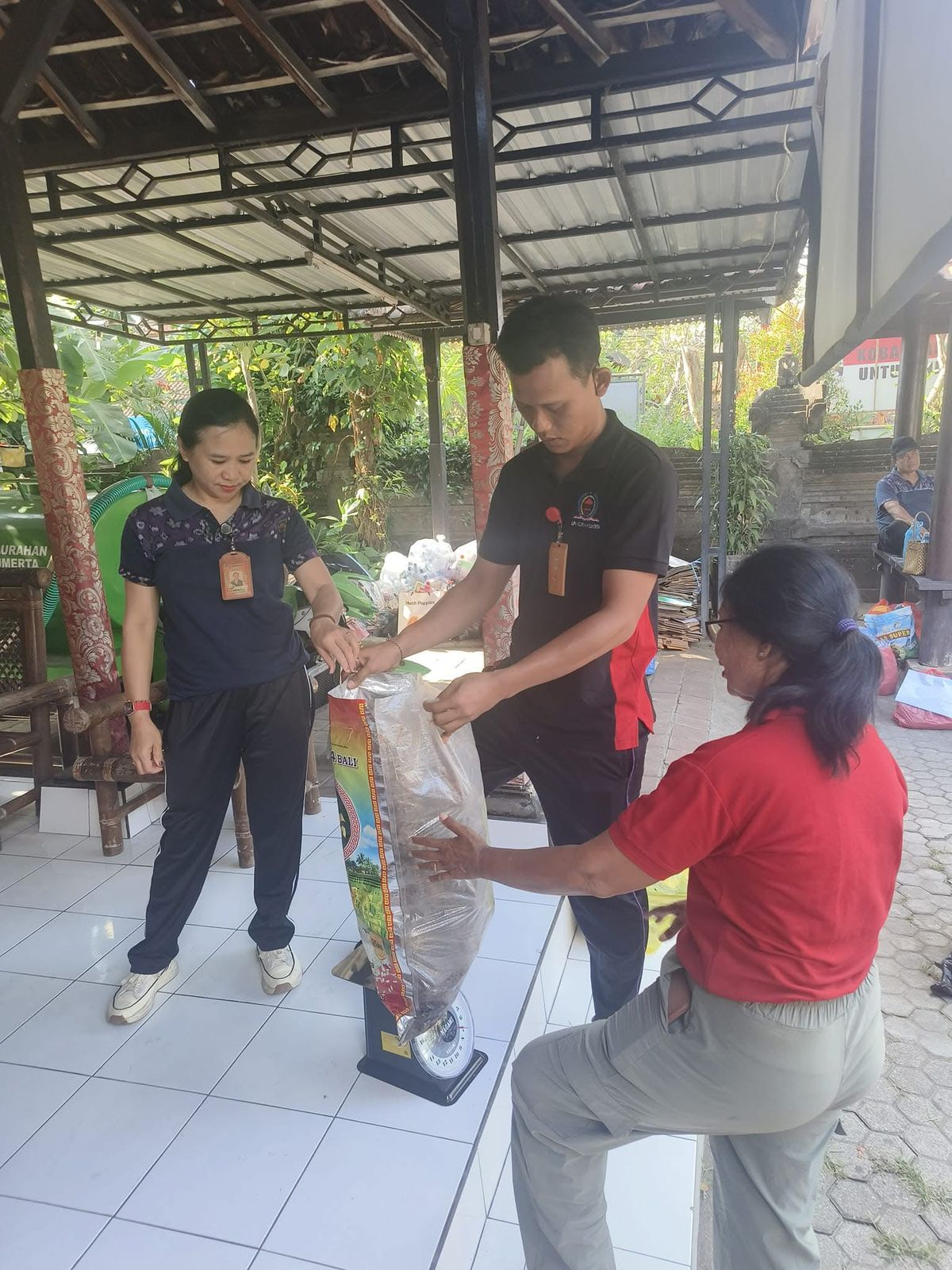 GEMA BERLIMPAH: Gerakan Peduli & Aktif Pilah Sampah di Bank Sampah Buaji Suling Lestari