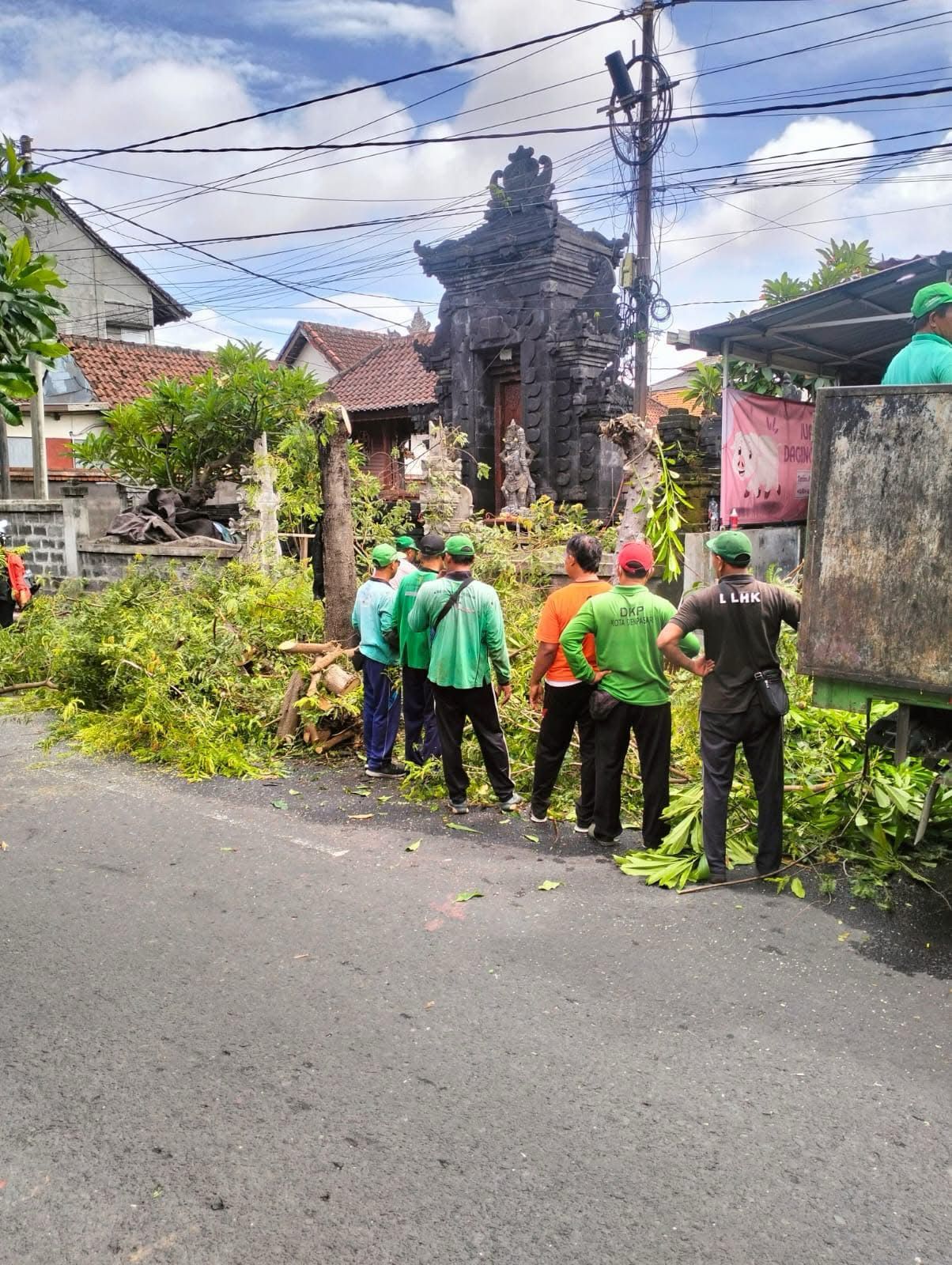 Perompesan Pohon Perindang oleh DLHK Denpasar di jl. Katrangan dan Meduri 