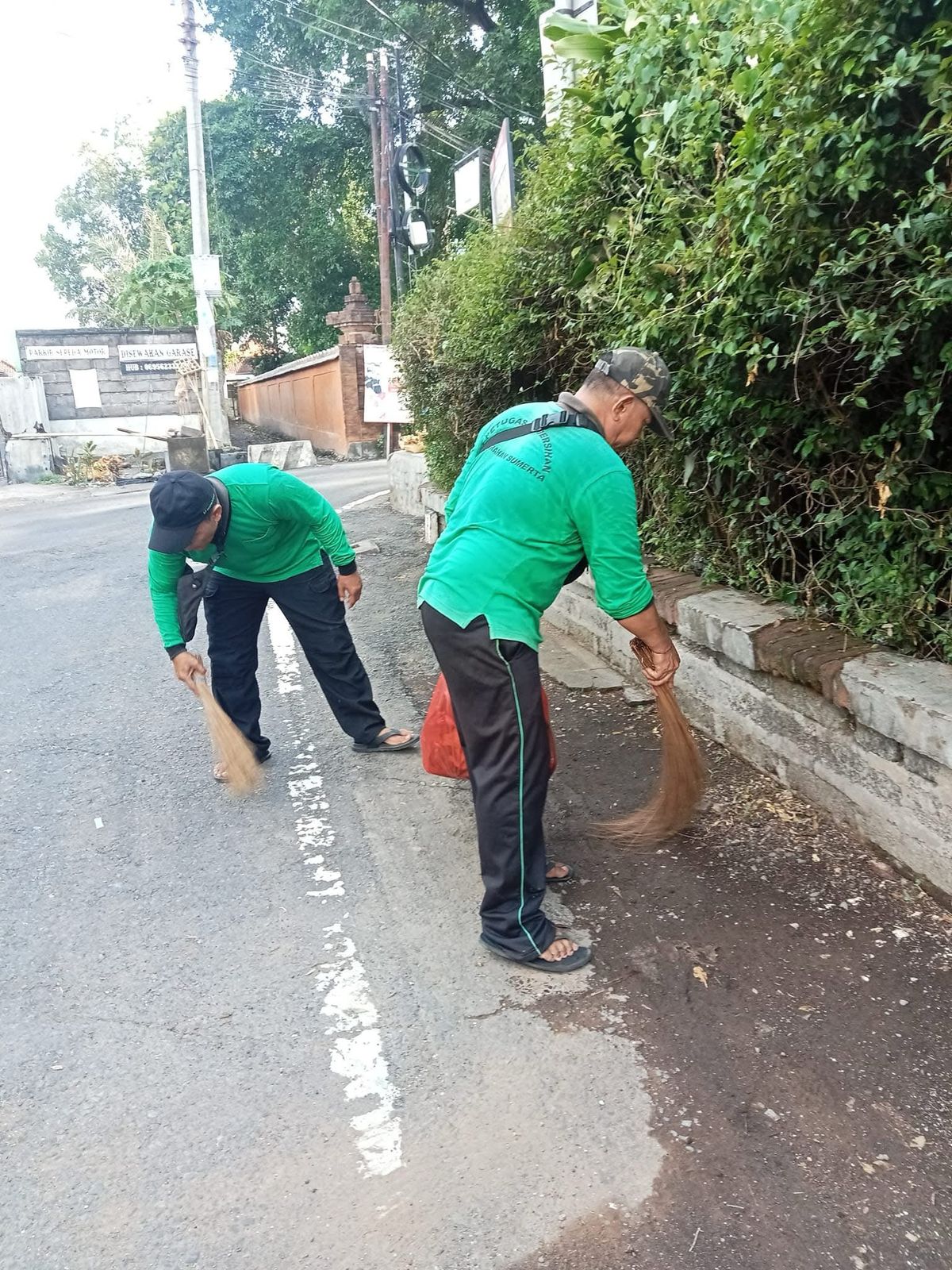 Atensi Kebersihan lingkungan dan Sosialisasi Pengelolaan sampah di kKelurahan 