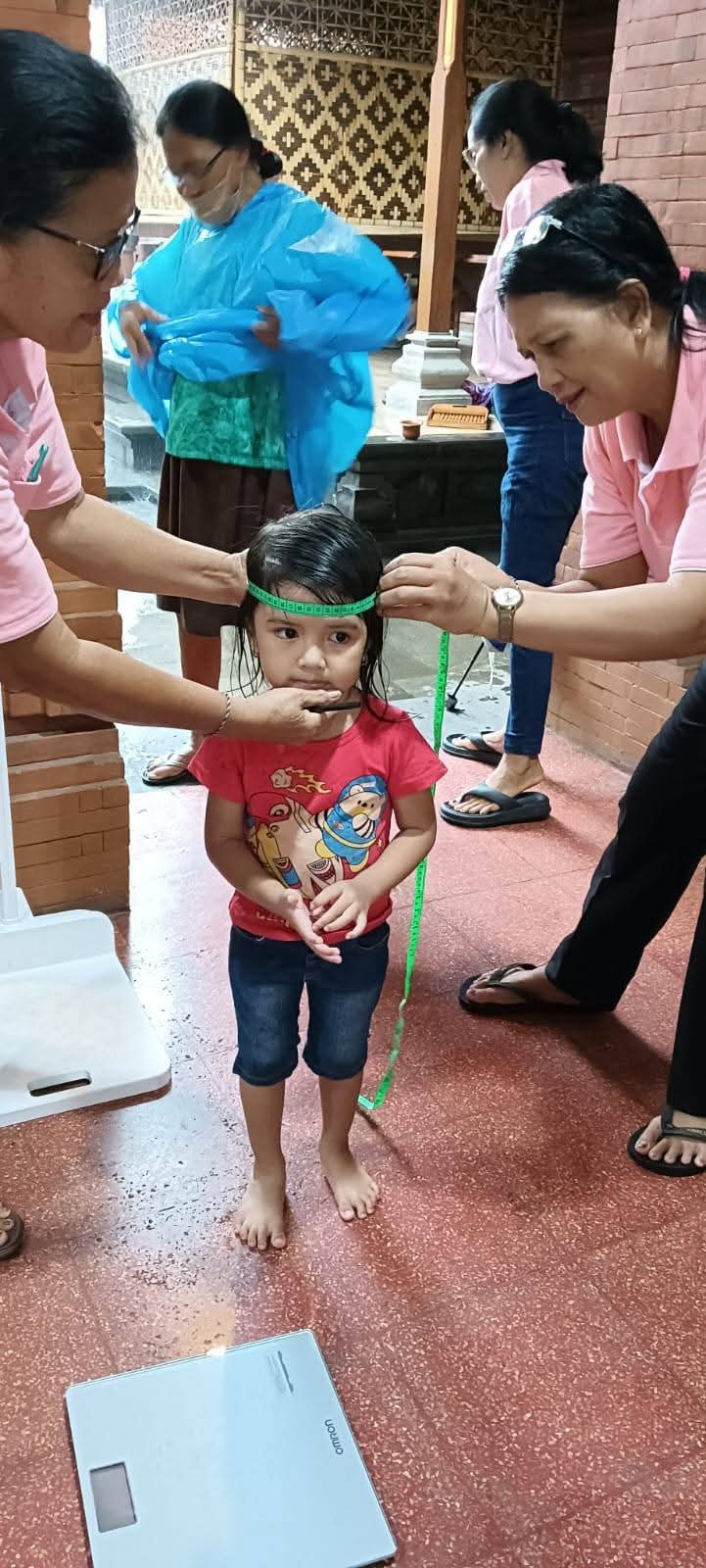 Pemantauan kondisi kesehatan melalui kegiatan posyandu balita dan lansia yang dirangkaikan dengan pe