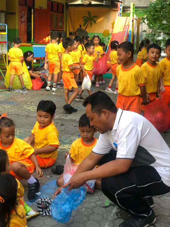 GEMA BERLIMPAH. Bersikap peduli dan aktif pilah sampah/ menabung sampah di Bank Sampah Ketapian Kelo