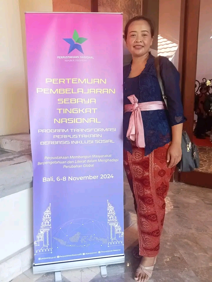 Bunda literasi bekerja sama dengan pengerus perpustakaan 