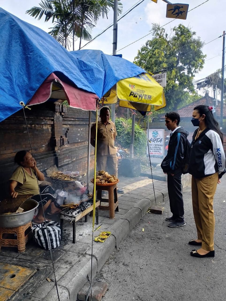 Edukasi tertib berjualan di Trotoar Sekitar Sekolah, Kelurahan Sumerta