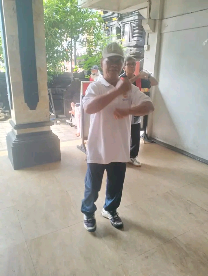 Senam lansian yang dilaksanakan secara berkalan dan berkelanjutan di banjar abian kapas kaja, kelura